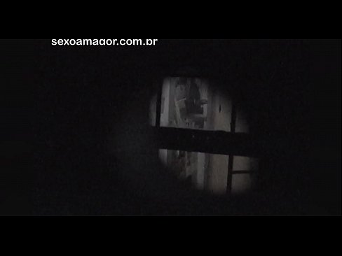 ❤️ Sarışın, içi boş tuğlaların arkasına gizlenmiş bir mahalle röntgencisi tarafından gizlice videoya alınır ️❌ Süper porno bizde