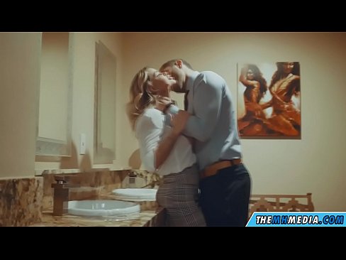 ❤️ Büyük memeli bir sarışın seni umumi tuvalette baştan çıkardığında ️❌ Süper porno bizde